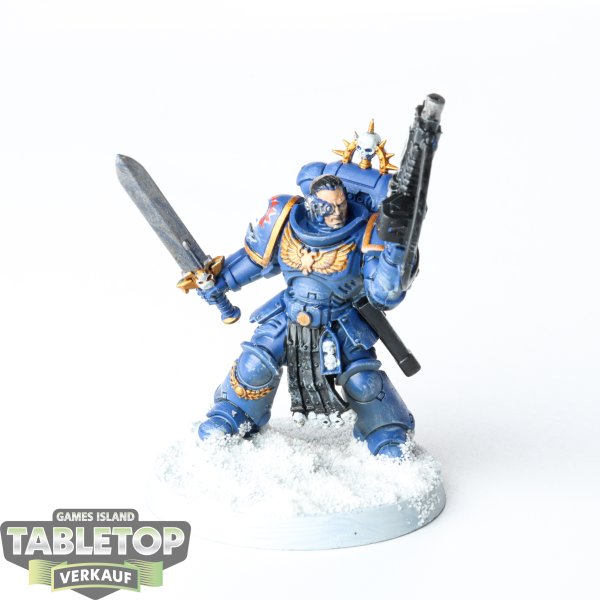 Ultramarines - Space Marines: Lieutenant - bemalt