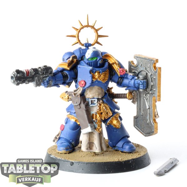 Space Marines - Lieutenant with Storm Shield - bemalt