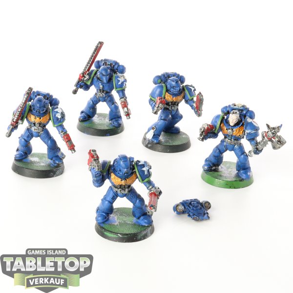 Ultramarines - 5 Assault Marines klassisch - bemalt