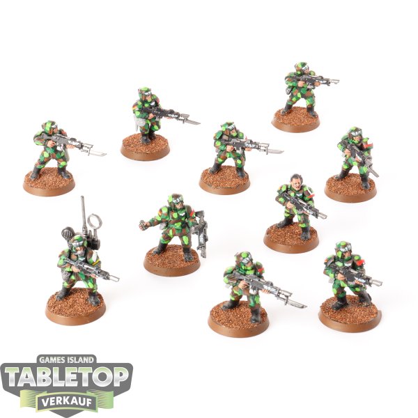 Astra Militarum - 10 x Cadian Shock Troops klassisch - bemalt