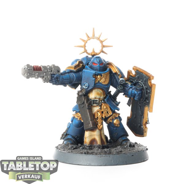 Space Marines - Lieutenant with Storm Shield - bemalt