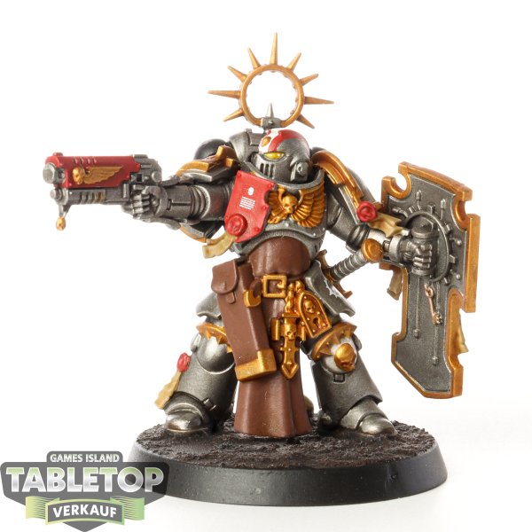 Space Marines - Lieutenant with Storm Shield - bemalt