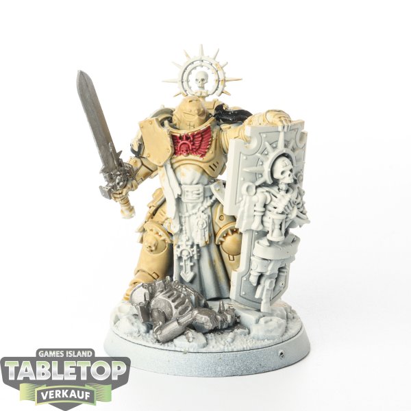 Space Marines - Captain with Relic Shield - grundiert
