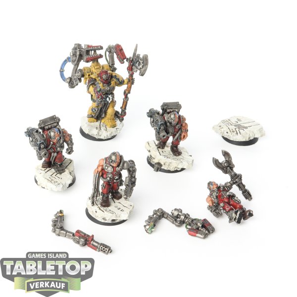 Imperial Fists - Techmarine with 4 Servitors klassisch - bemalt