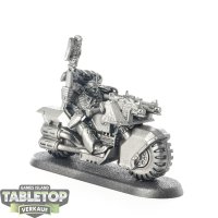 Space Marines - Chaplain on Bike klassisch - grundiert