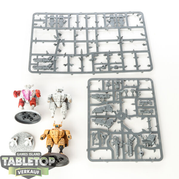 Tau Empire - 3 x XV8 Crisis Battlesuit Team klassisch - teilweise gebaut