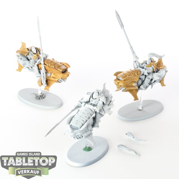 Adeptus Custodes - 3 x Vertus Praetors - teilweise bemalt