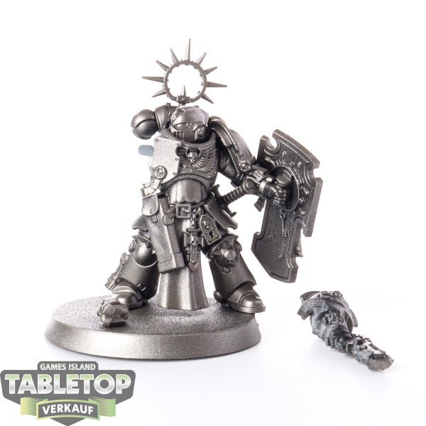 Space Marines - Lieutenant with Storm Shield - grundiert