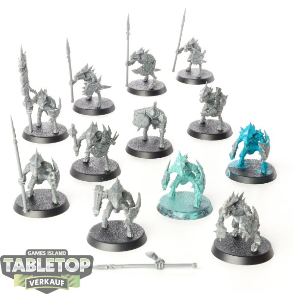 Lizardmen - 12 x Saurus Warrior Regiment - teilweise bemalt