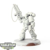 Space Marines - Primaris Lieutenant with Auto Bolt Rifle...