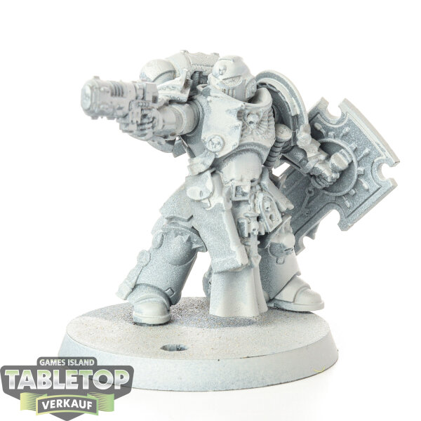 Space Marines - Lieutenant with Storm Shield - grundiert