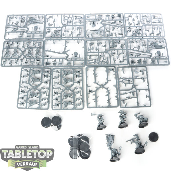 Orc & Goblin Tribes - 20 x Black Orc Mob - teilweise gebaut