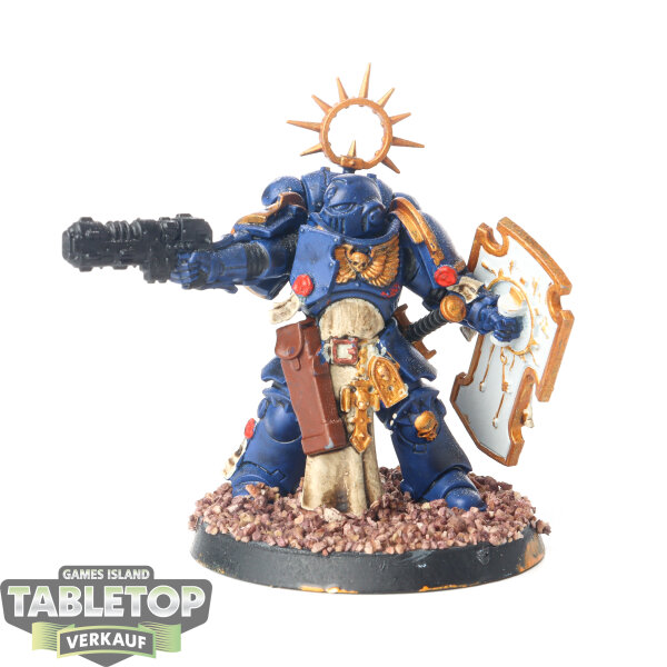 Space Marines - Lieutenant with Storm Shield - bemalt