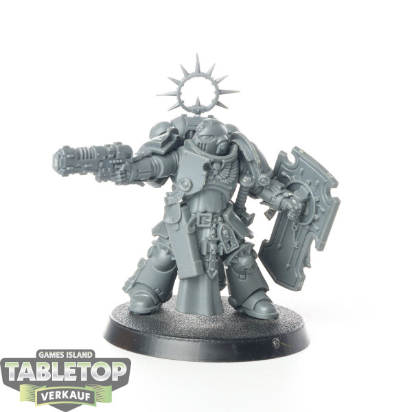 Space Marines - Lieutenant with Storm Shield - unbemalt