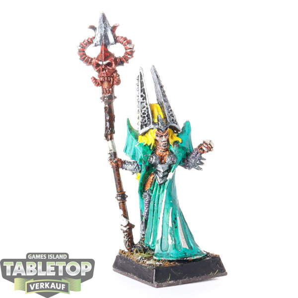 Dark Elves - Dark Elf Sorceress with Skull Staff - teilweise bemalt