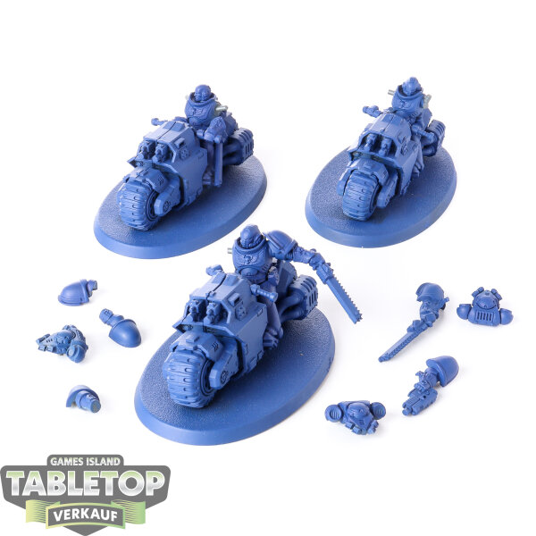 Space Marines - 3 x Outriders - grundiert