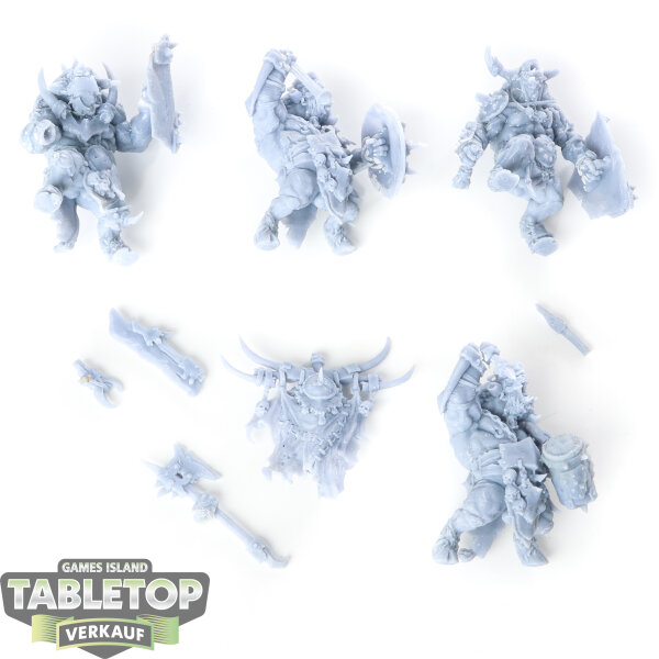 Beasts of Chaos - 4x Bullgors - unbemalt