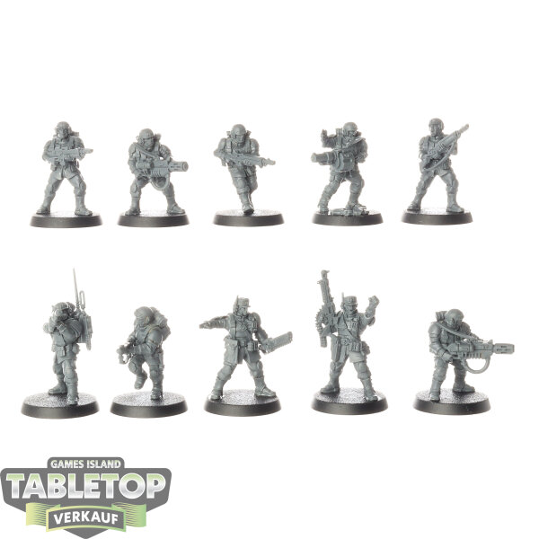 Astra Militarum - 10 x Cadian Shock Troops - teilweise bemalt