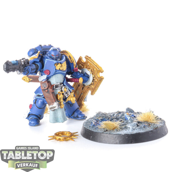 Ultramarines - Lieutenant with Storm Shield - bemalt