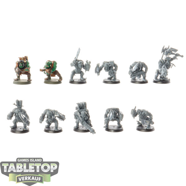 Orks - 11x Ork Boyz - teilweise bemalt