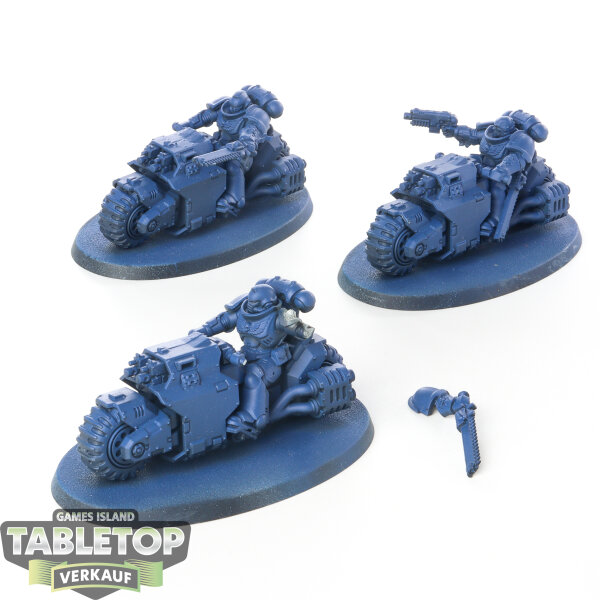 Space Marines - 3 x Outriders - grundiert