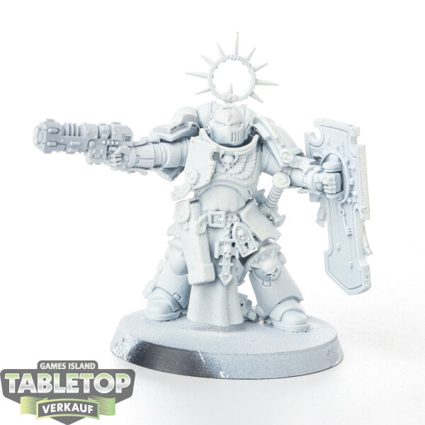 Space Marines - Lieutenant with Storm Shield - grundiert