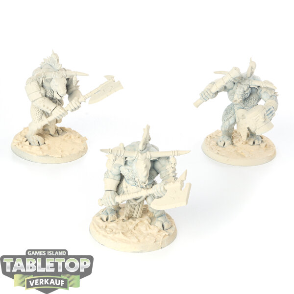 Beasts of Chaos - 3x Bullgors - grundiert