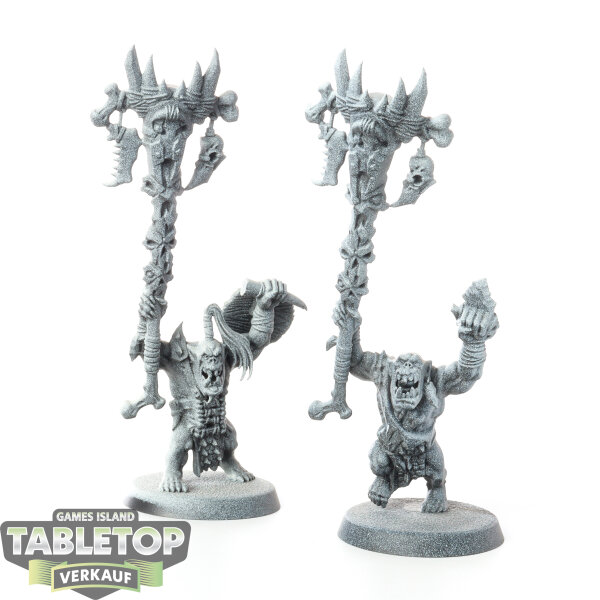 Orruk Warclans - 2 Savage Orruks Banner Bearer - grundiert