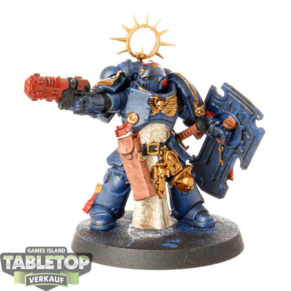 Space Marines - Lieutenant with Storm Shield - bemalt