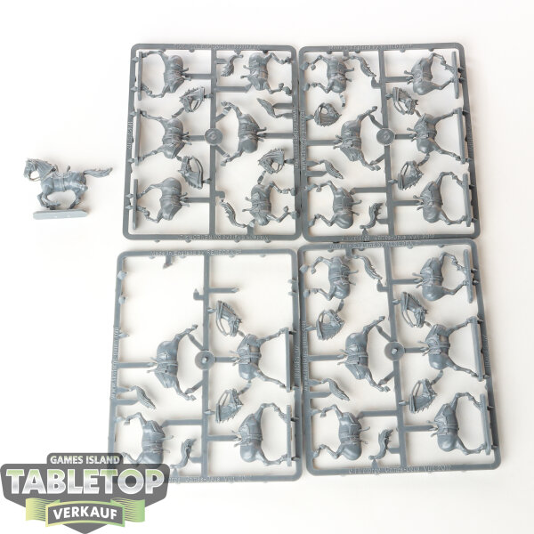 SAGA Tabletop - 24 x FireForge Plastic Unbarded Horses - teilweise gebaut