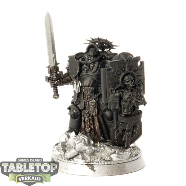 Space Marines - Captain with Relic Shield - grundiert