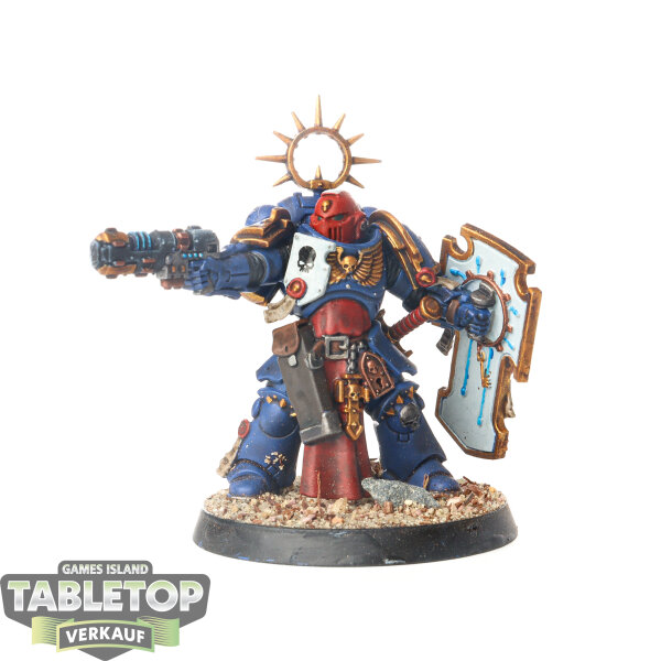 Ultramarines - Lieutenant with Storm Shield - bemalt