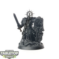 Space Marines - Captain with Relic Shield - grundiert