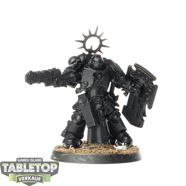 Space Marines - Lieutenant with Storm Shield - grundiert