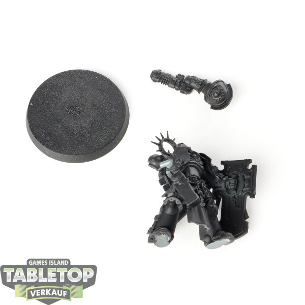 Space Marines - Lieutenant with Storm Shield - grundiert