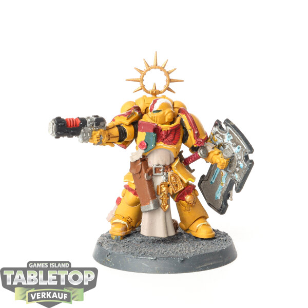 Space Marines - Lieutenant with Storm Shield - bemalt