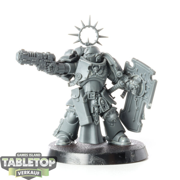 Space Marines - Lieutenant with Storm Shield - unbemalt