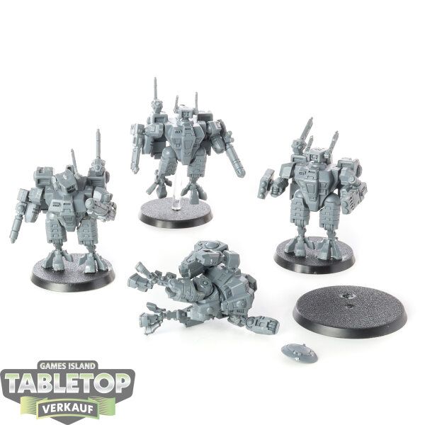 Tau Empire - 4 XV8 Crisis Battlesuit - teilweise gebaut
