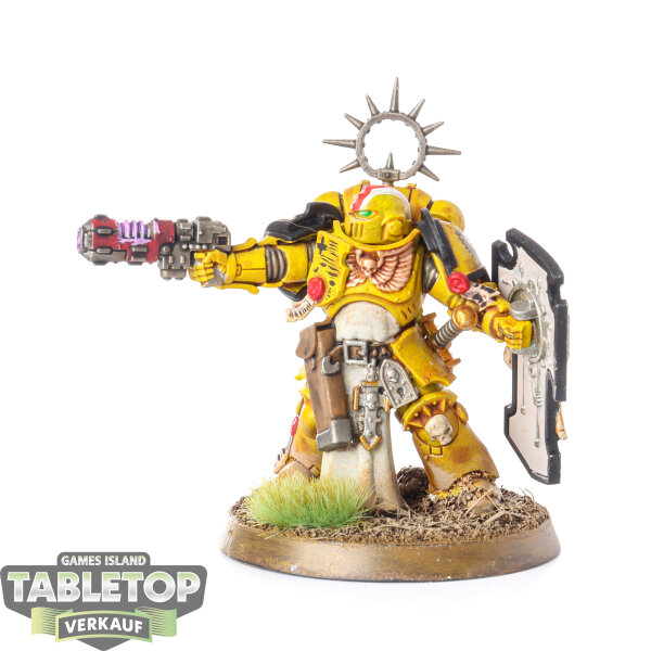 Imperial Fists - Lieutenant with Storm Shield - bemalt