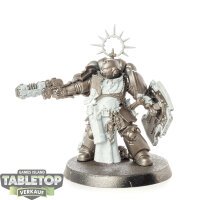 Space Marines - Lieutenant with Storm Shield - grundiert