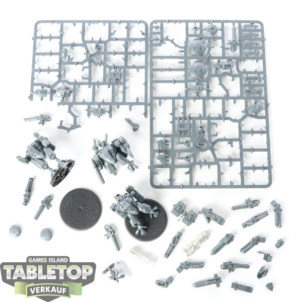 Tau Empire - 3 XV8 Crisis Battlesuit Team - teilweise gebaut