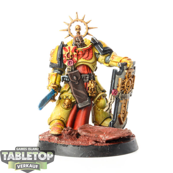 Imperial Fists - Captain with Relic Shield - bemalt