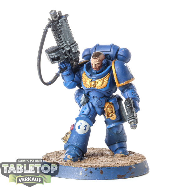 Ultramarines - Primaris Lieutenant, klassisch - bemalt