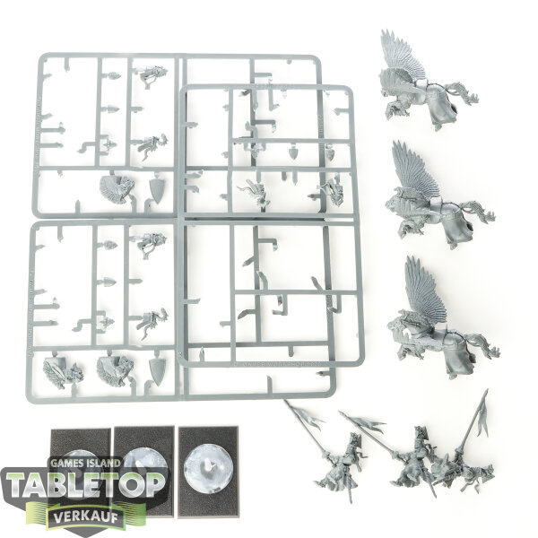 Kingdom of Bretonnia - 3 x Pegasus Knights - teilweise gebaut