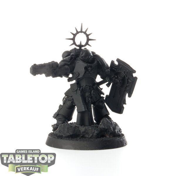 Space Marines - Lieutenant with Storm Shield - grundiert