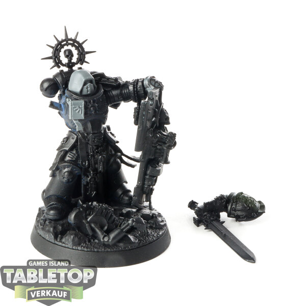 Space Marines - Captain with Relic Shield - teilweise bemalt