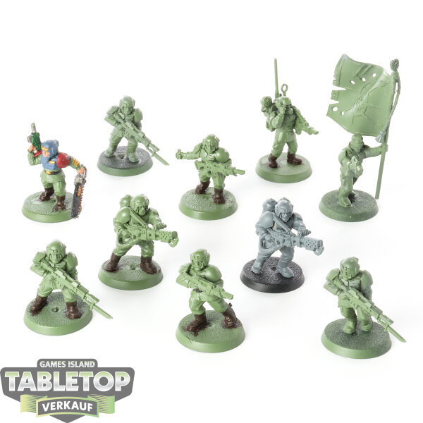 Astra Militarum - 10 Cadian Shock Troops klassisch - teilweise bemalt