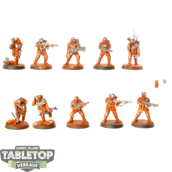Astra Militarum - 10 x Cadian Shock Troops - teilweise bemalt