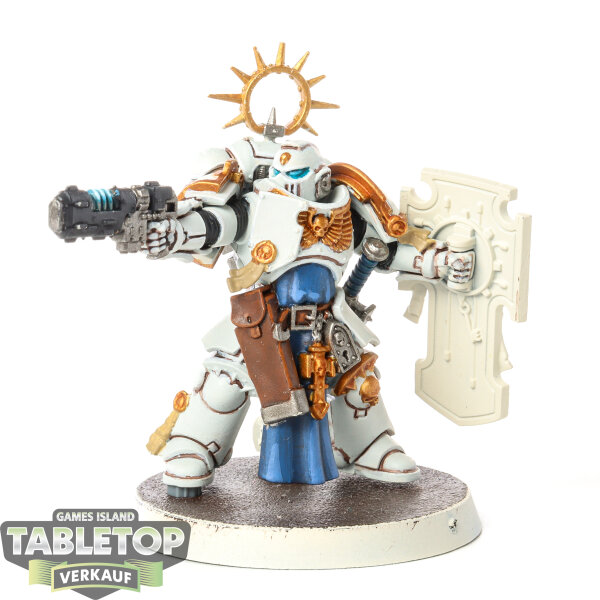 Space Marines - Lieutenant with Storm Shield - bemalt