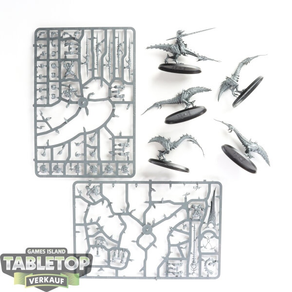 Hedonites of Slaanesh - 5 Hellstriders - teilweise gebaut